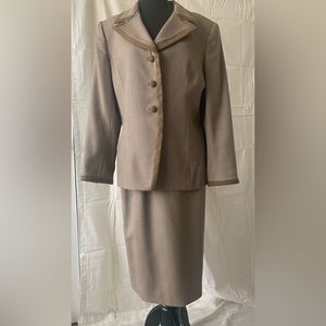 Preowned vintage Albert Nippon women skirt suit size 12